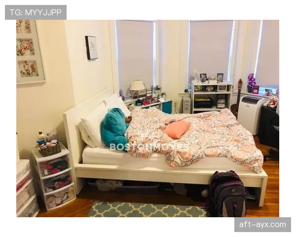 刚看到颜骏凌发的日常，沙发靠垫看着比我房租还贵