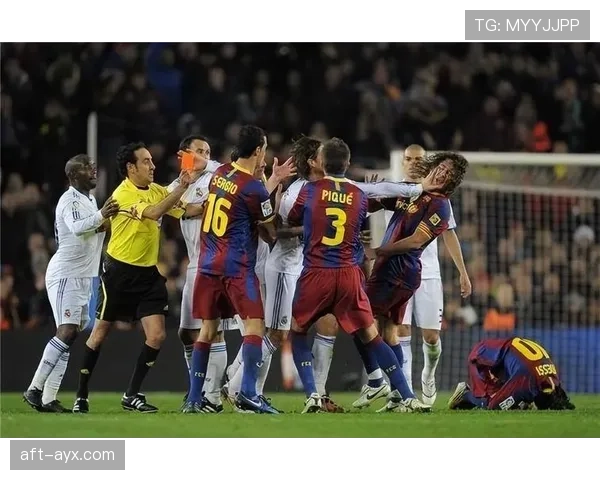 皮克退役后天天晒游艇派对，这日子过得比顶流明星还野